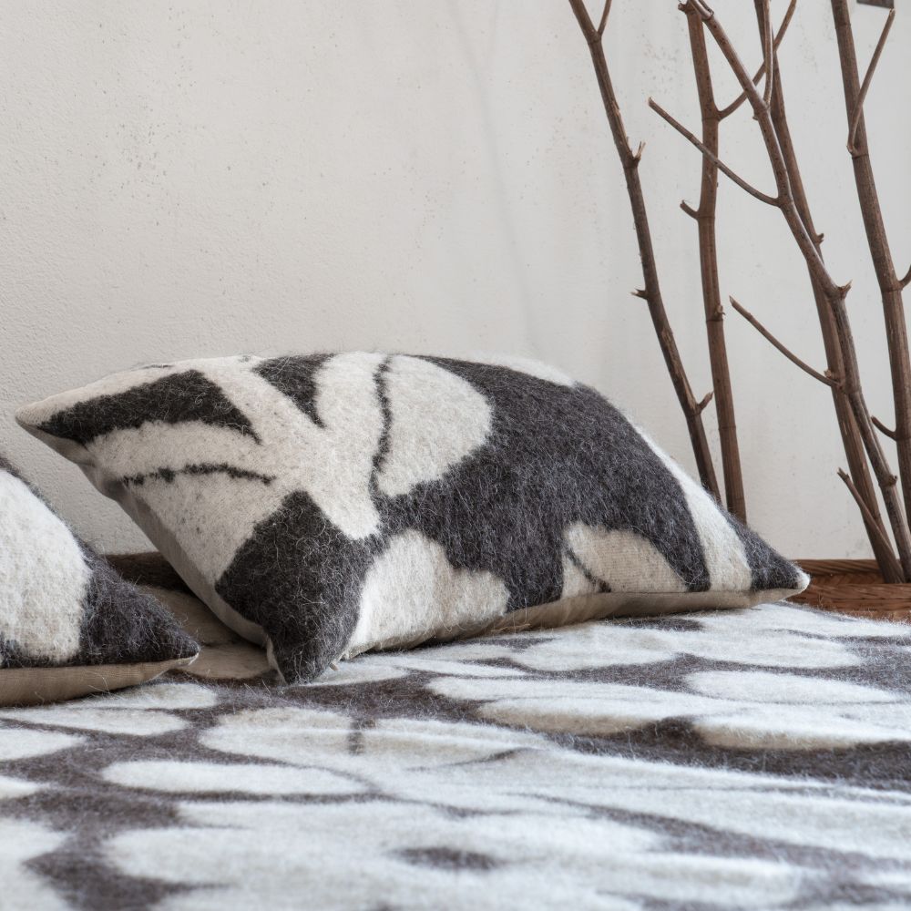 Coussin en laine à motifs fleuris "Mimo" - Cacao