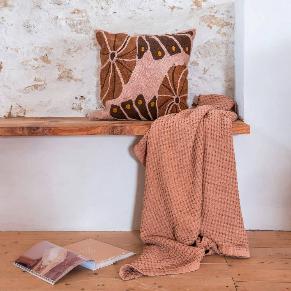Coussin brodé "Taari" - Pink