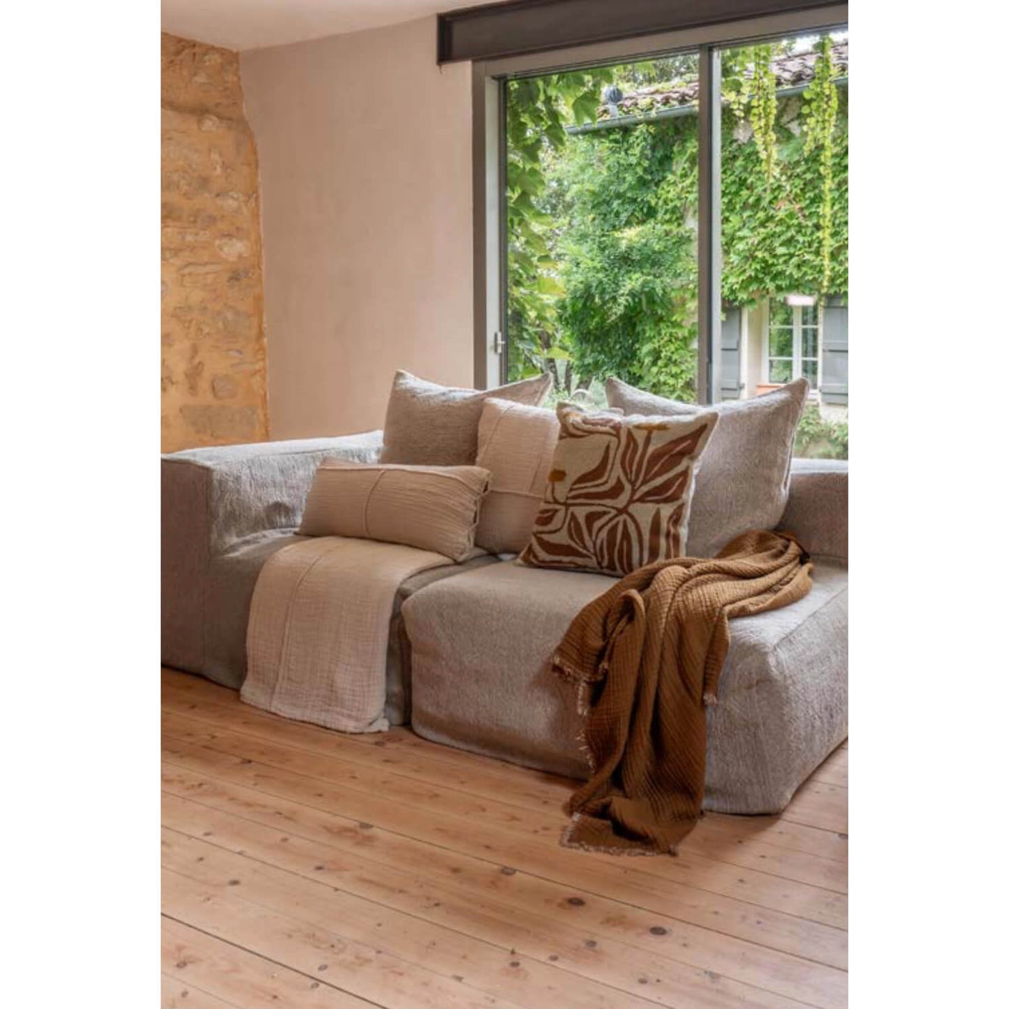 Coussin brodé "Taari" - Beige