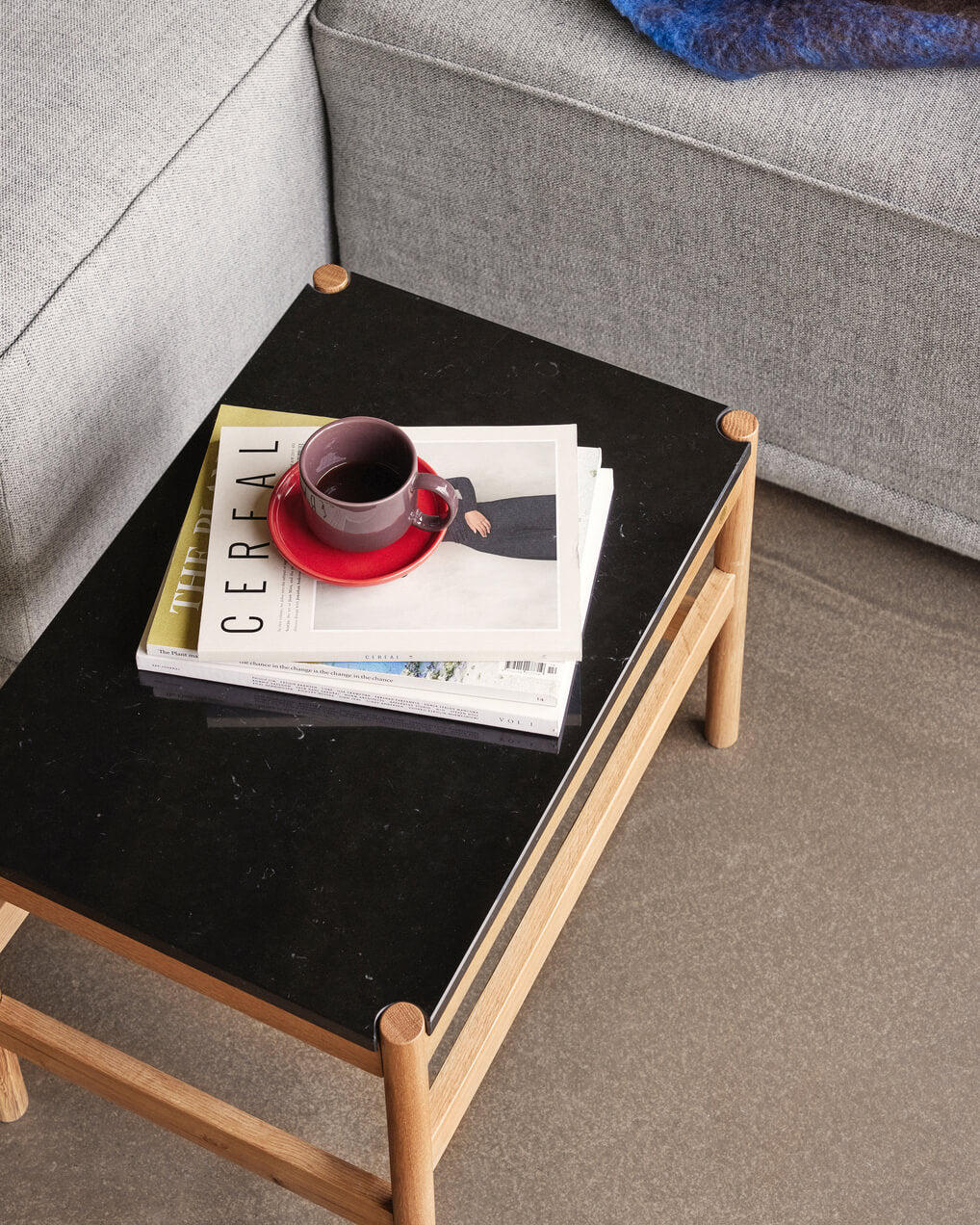 Table basse "Raw" plateau marbre noir
