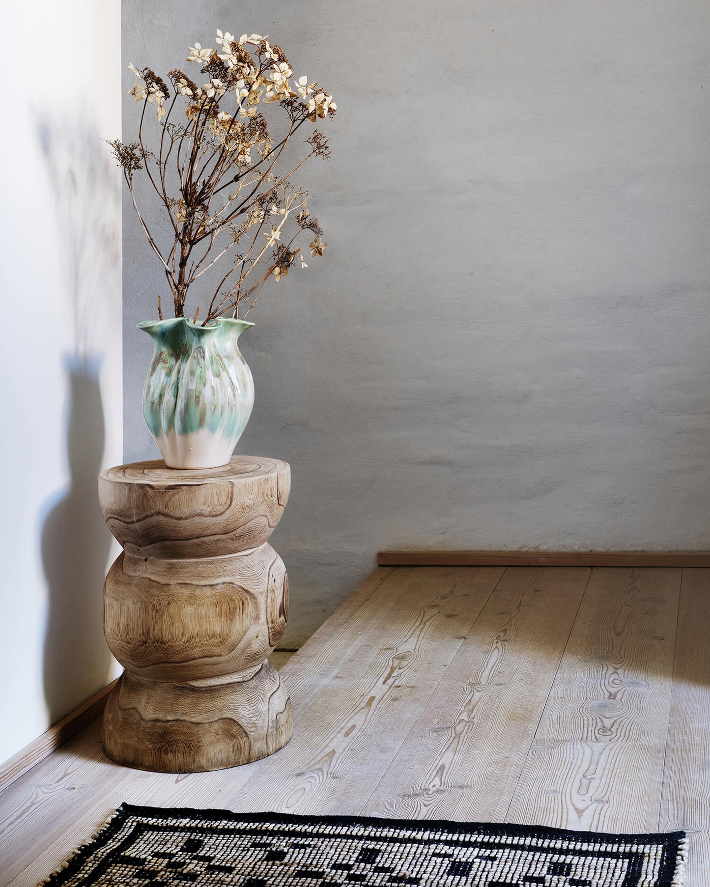 Tabouret bois brut sculpté